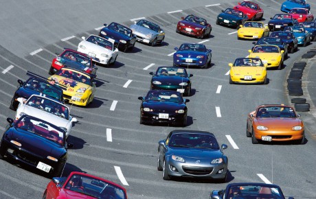 Přes 1600 vozů Mazda Roadster (MX-5) se setkalo u příležitosti dvacátých narozenin tohoto modelu v Hirošimě