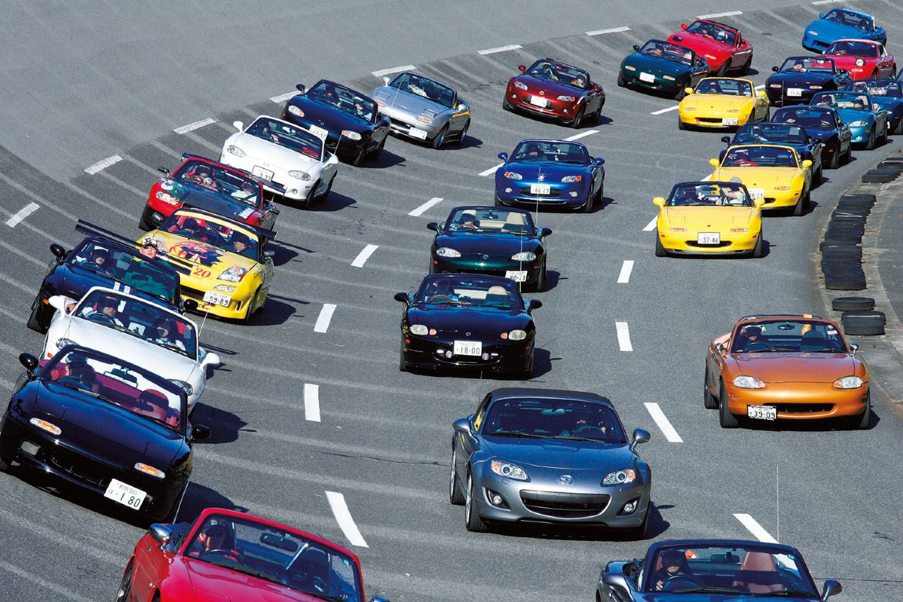Přes 1600 vozů Mazda Roadster (MX-5) se setkalo u příležitosti dvacátých narozenin tohoto modelu v Hirošimě