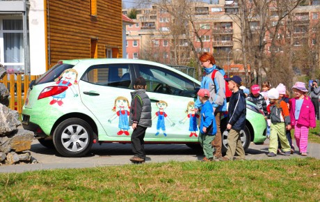 Mazda předala SOS vesničkám auto – děti si samy navrhly design