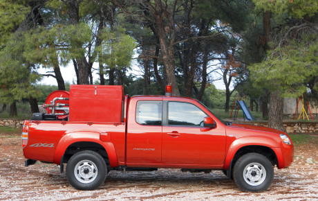 Mazda daruje Řecku pickupy BT-50 upravené pro boj s ohněm